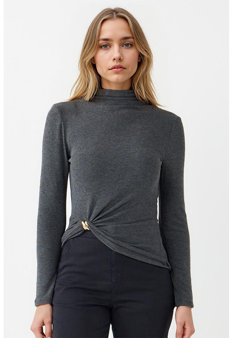 Bluza cambrata cu detaliu metalic si guler inalt