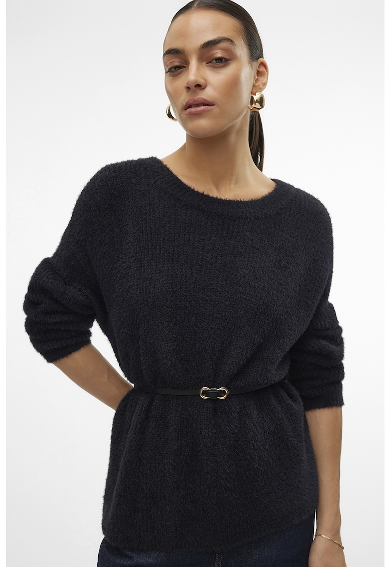 Pulover lejer si pufos cu decolteu barcuta