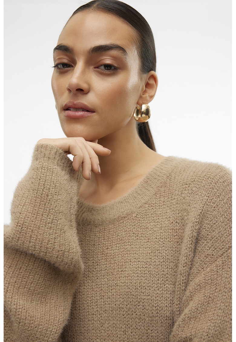 Pulover lejer si pufos cu decolteu barcuta