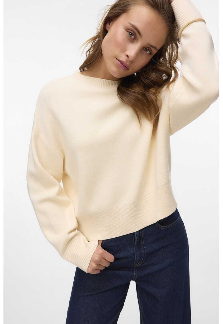 Pulover cu decolteu la baza gatului si model uni - Bej