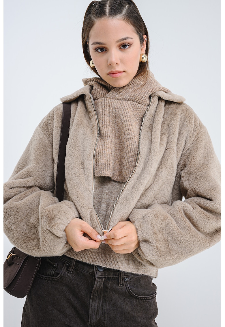 Jacheta din material teddy cu guler ascutit