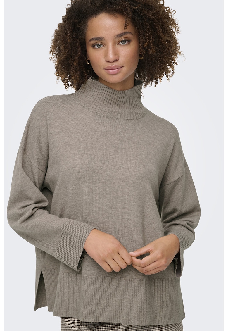 Pulover cu guler inalt si slituri laterale la terminatie