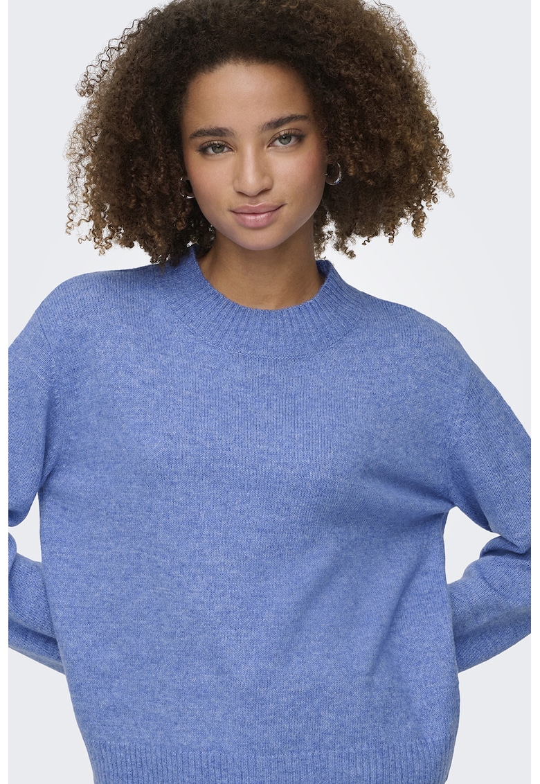 Pulover cu decolteu la baza gatului si maneci cazute