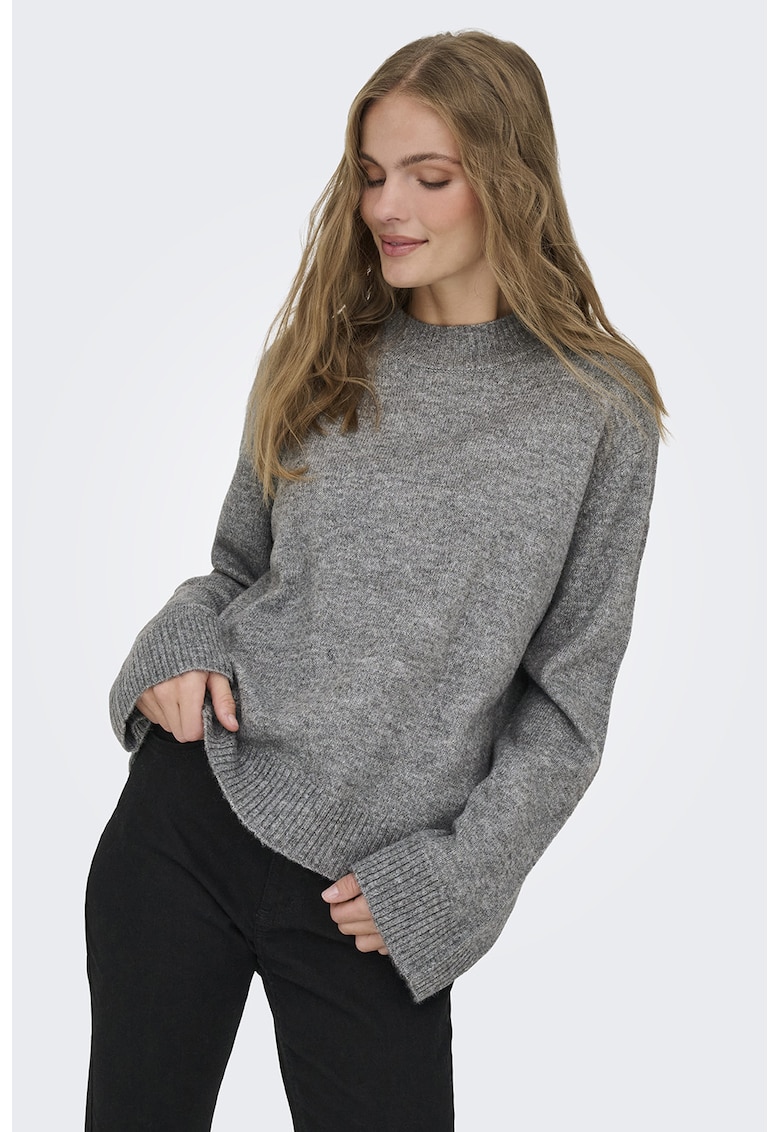 Pulover cu decolteu la baza gatului si maneci cazute