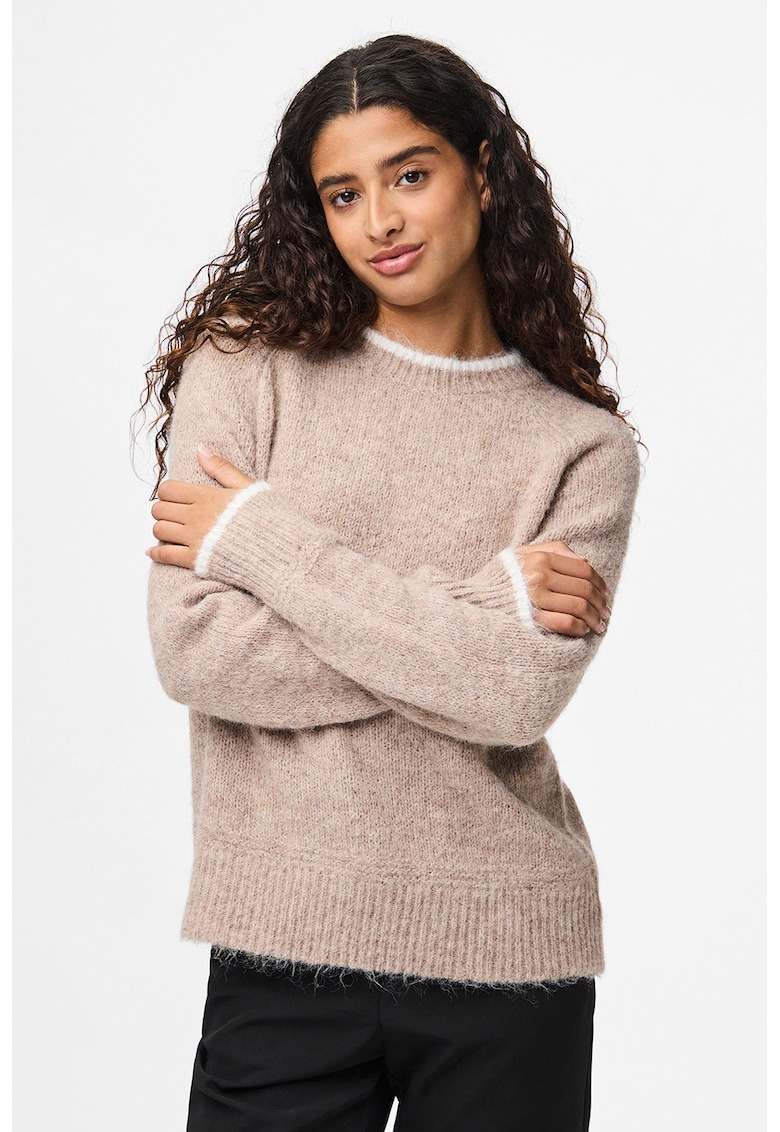 Pulover pufos cu decolteu la baza gatului