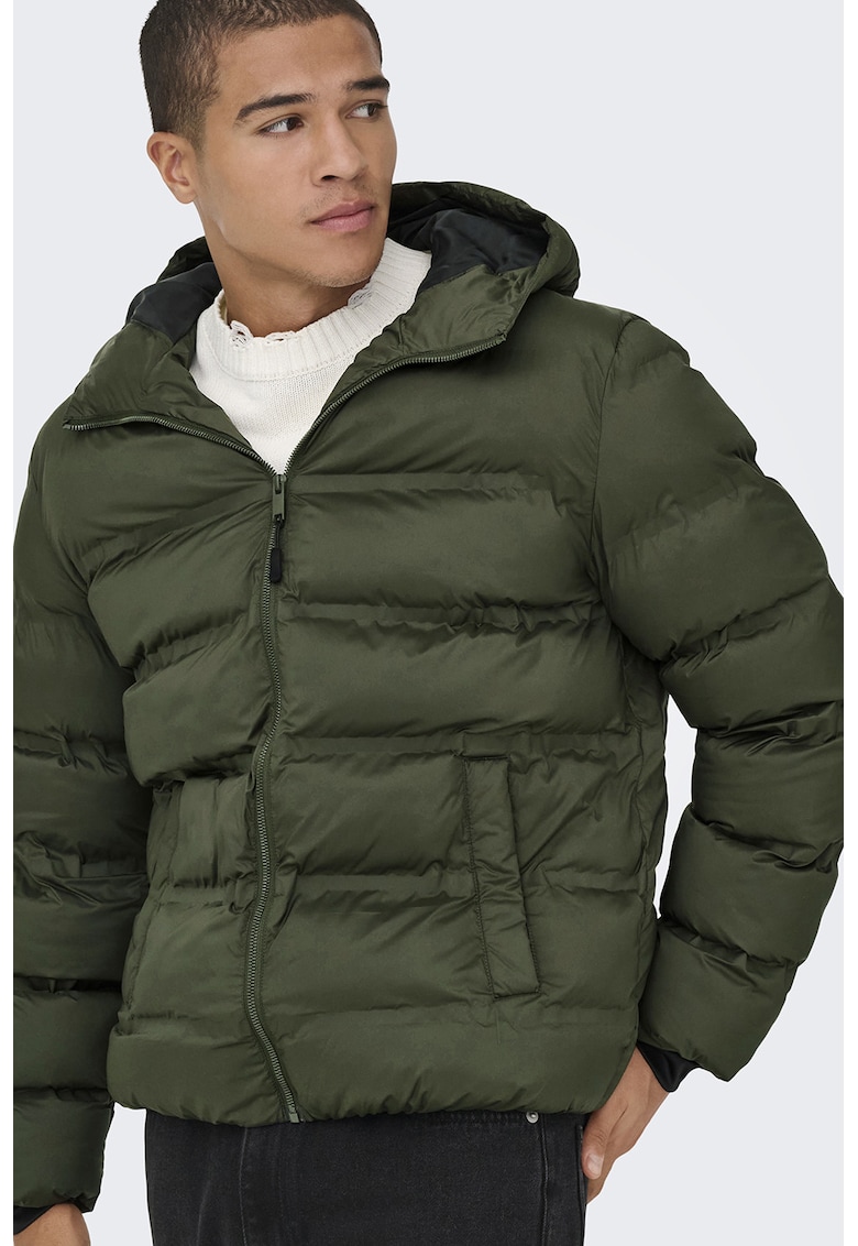 Geaca matlasata cu gluga