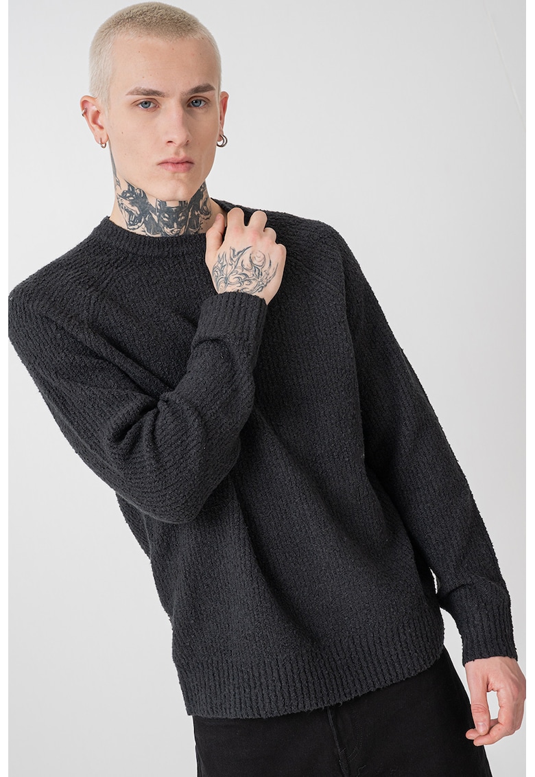 Pulover cu maneci raglan si decolteu la baza gatului