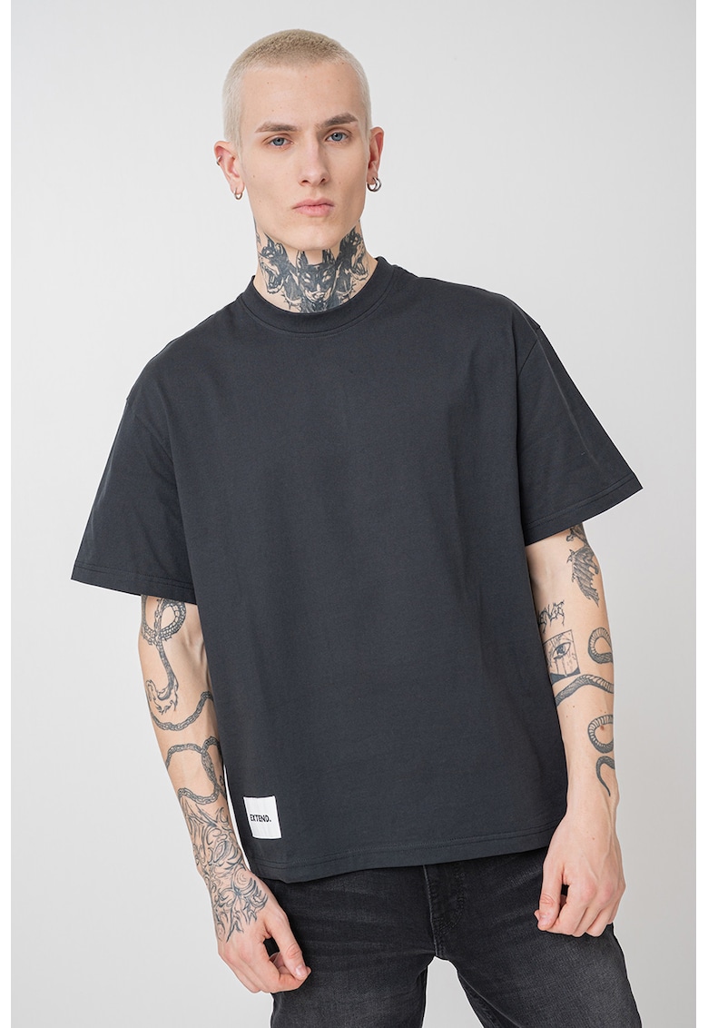 Tricou din bumbac cu imprimeu pe partea din spate si decolteu la baza gatului Tricou din bumbac cu imprimeu pe partea din spate si decolteu la baza gatului