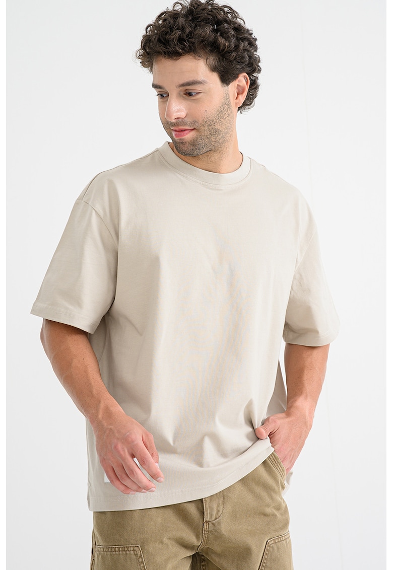 Tricou din bumbac cu imprimeu pe partea din spate si decolteu la baza gatului Tricou din bumbac cu imprimeu pe partea din spate si decolteu la baza gatului