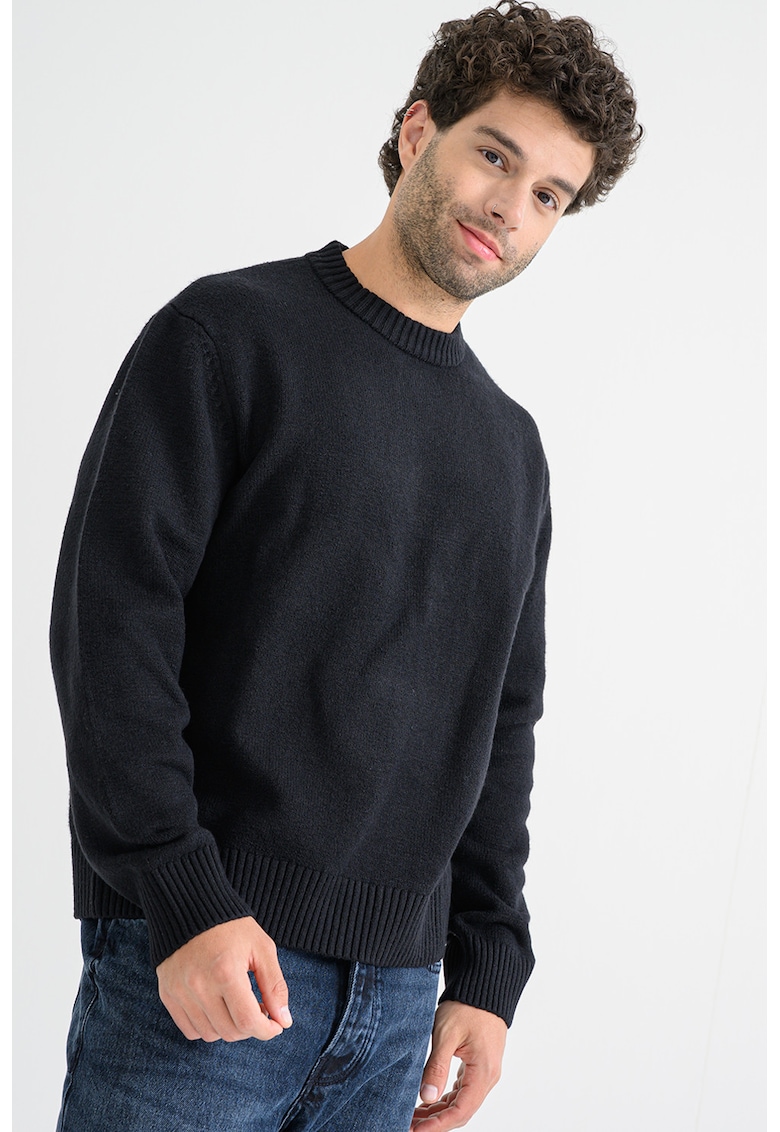 Pulover cu decolteu la baza gatului si maneci cazute