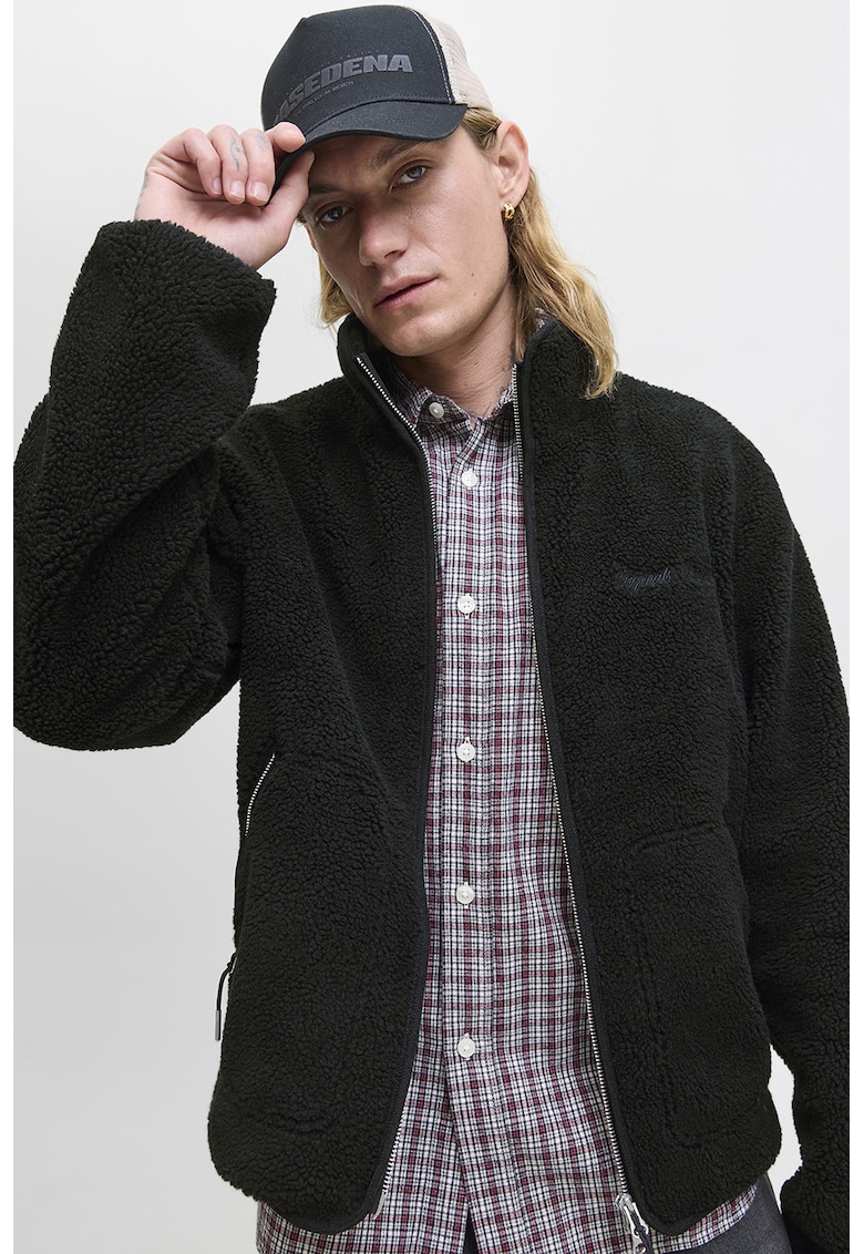 Jacheta pufoasa cu buzunare cu fermoar