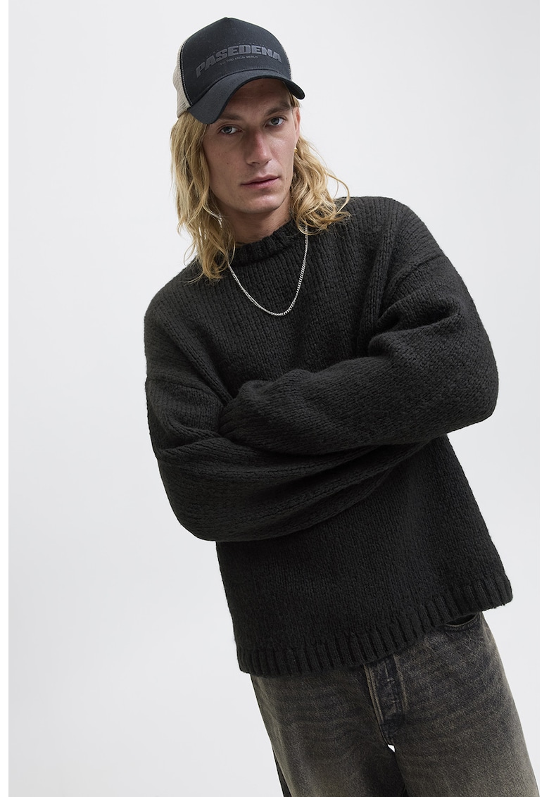 Pulover supradimensionat cu decolteu la baza gatului