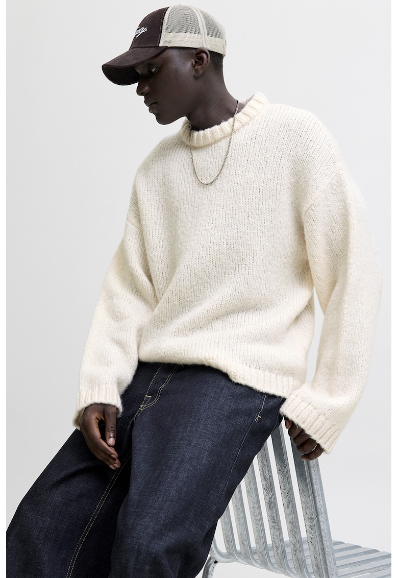 Pulover supradimensionat cu decolteu la baza gatului