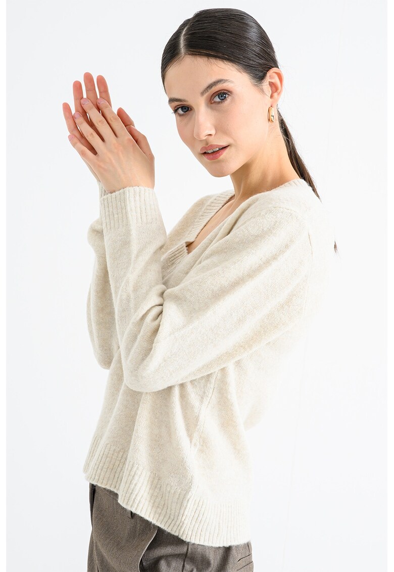 Pulover lejer cu decolteu in V - Bej
