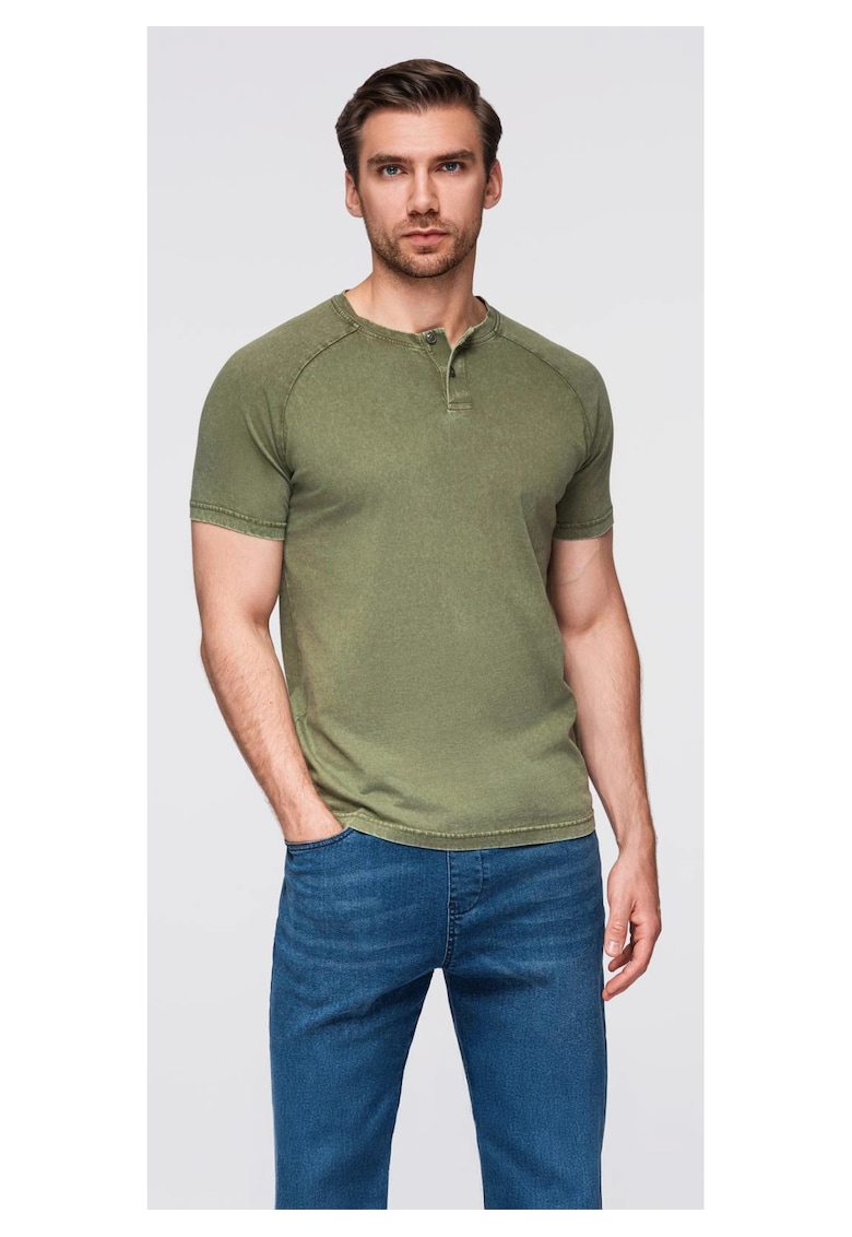 Tricou cu efect decolorat si nasturi la decolteu OM-TSWT-0150 - Verde inchis