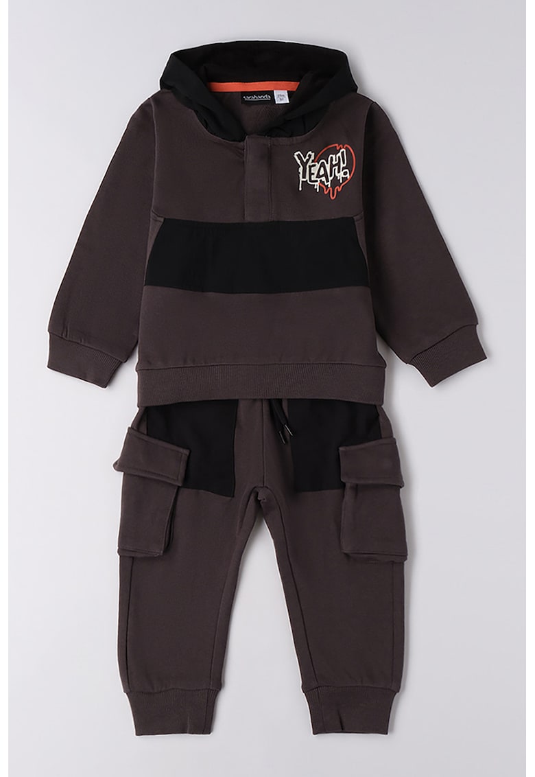 Trening cu pantaloni cargo si gluga