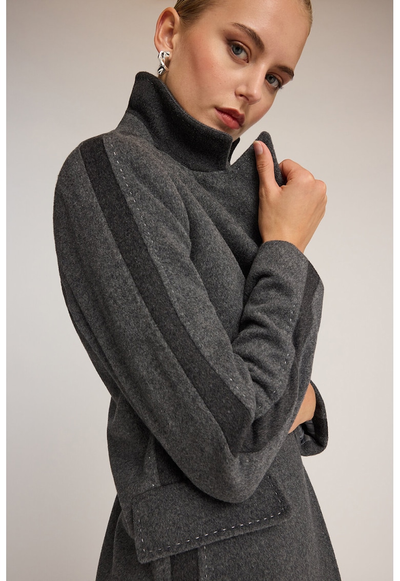 Palton din lana cu revere decupate