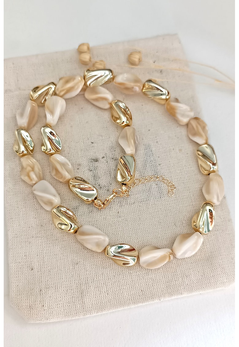 Colier cu margele de rasina si alama