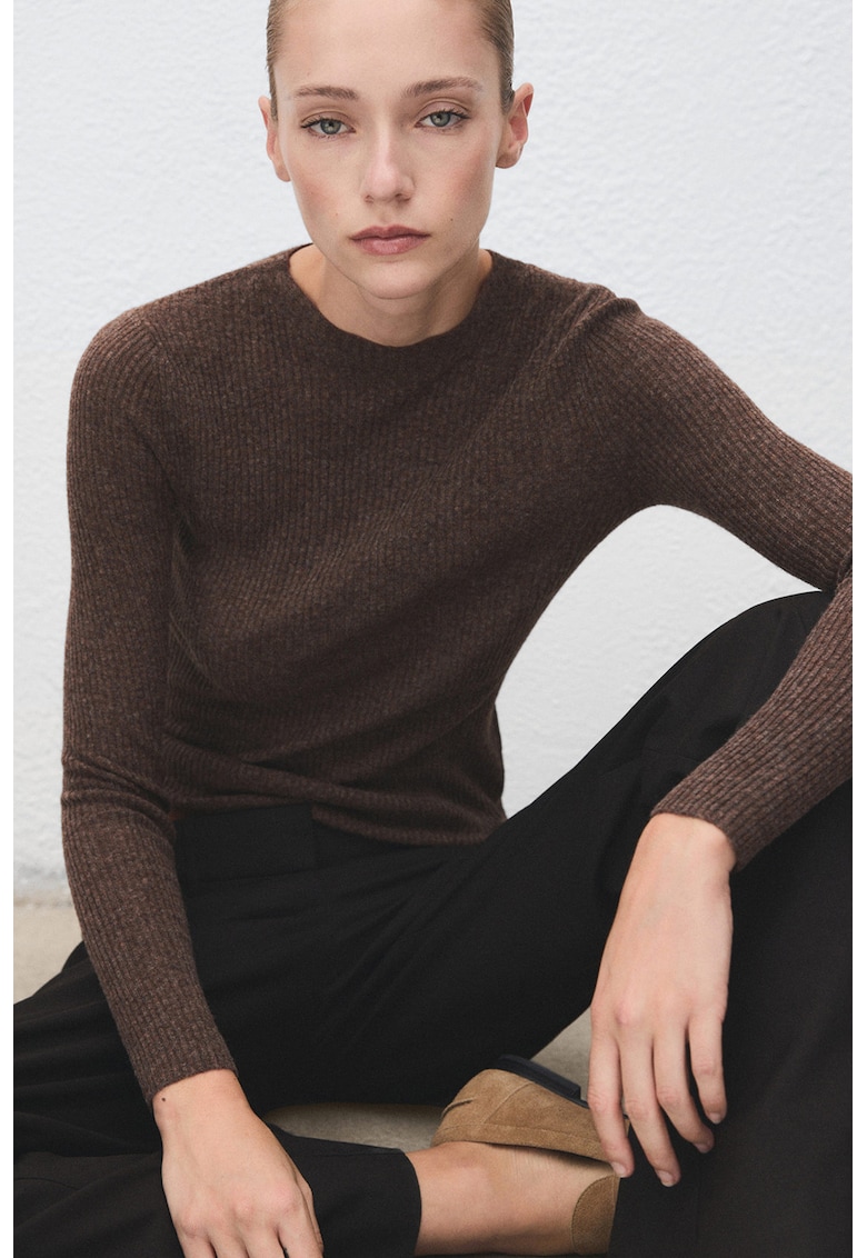 Pulover slim-fit cu decolteu la baza gatului - Maro inchis