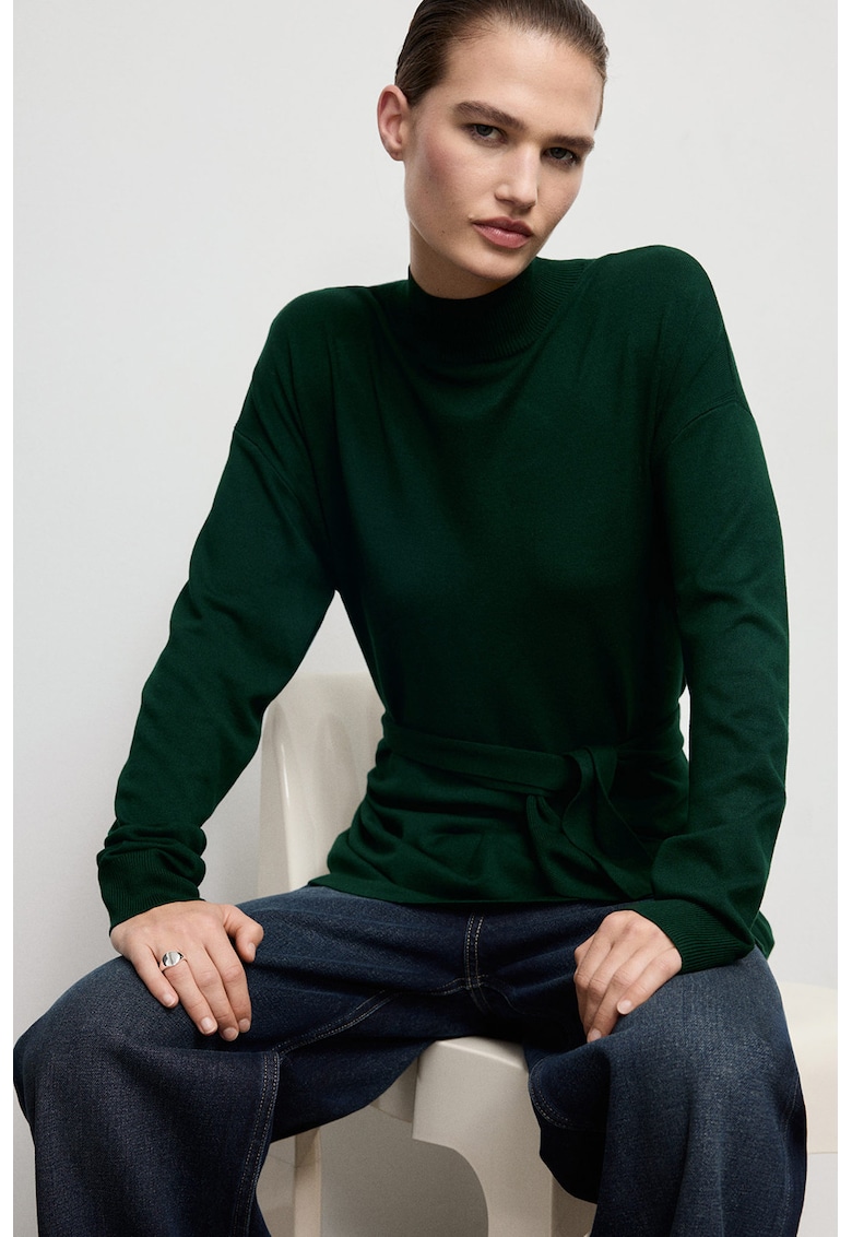 Pulover cu guler scurt si cordon in talie