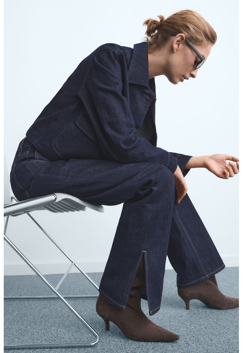 Blugi drepti cu slituri la terminatie