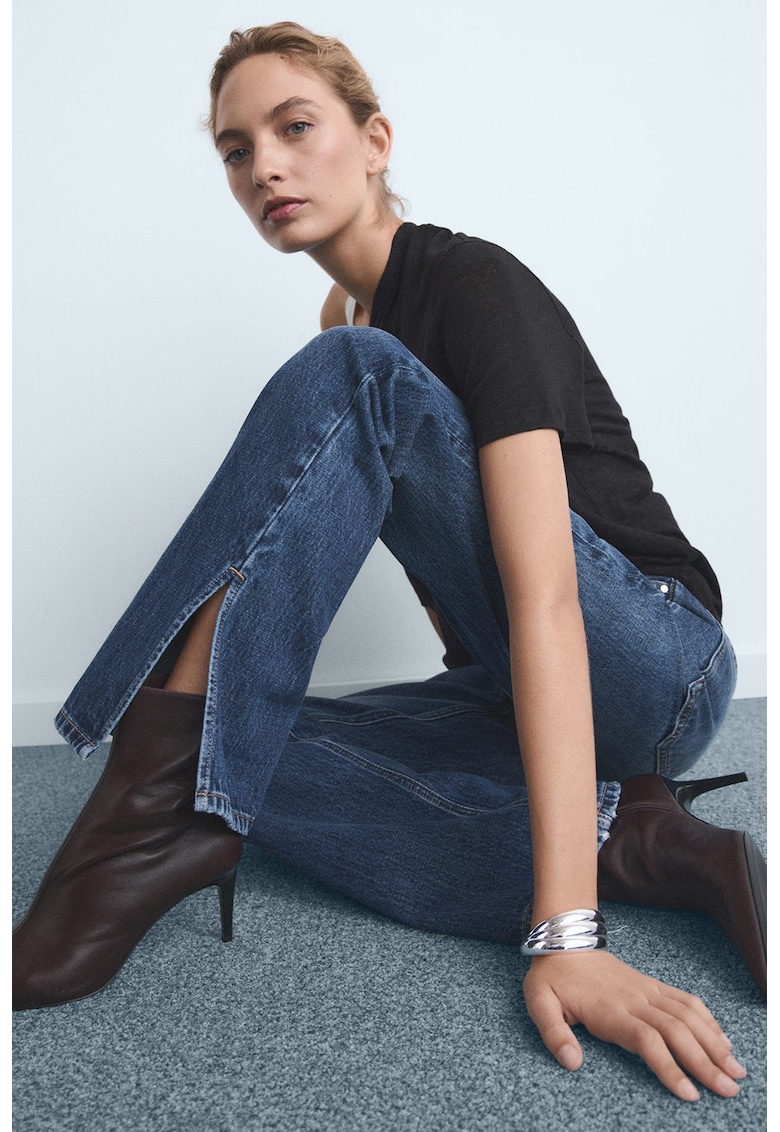 Blugi drepti cu slituri la terminatie