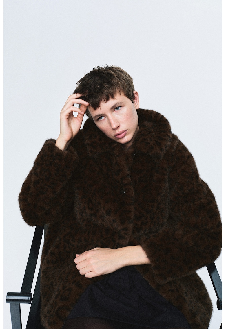 Palton scurt cu blana sintetica si model leopard