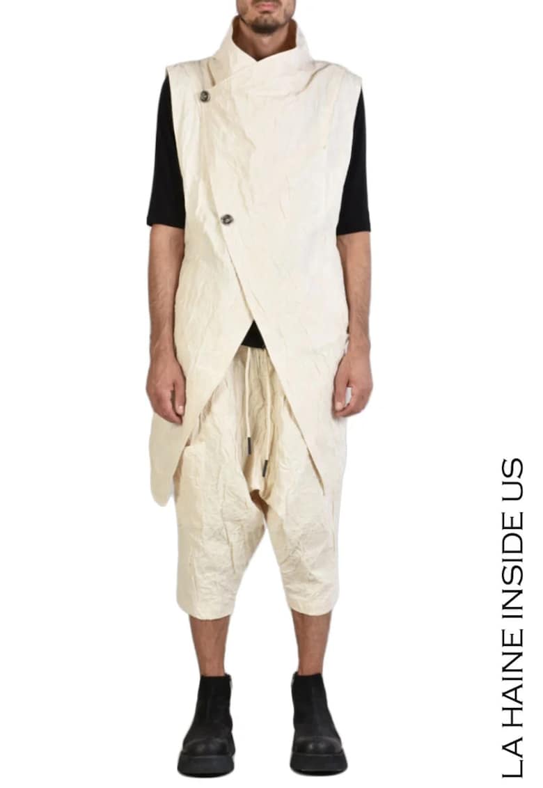 Vesta asimetrica cu inchidere prin nasturi