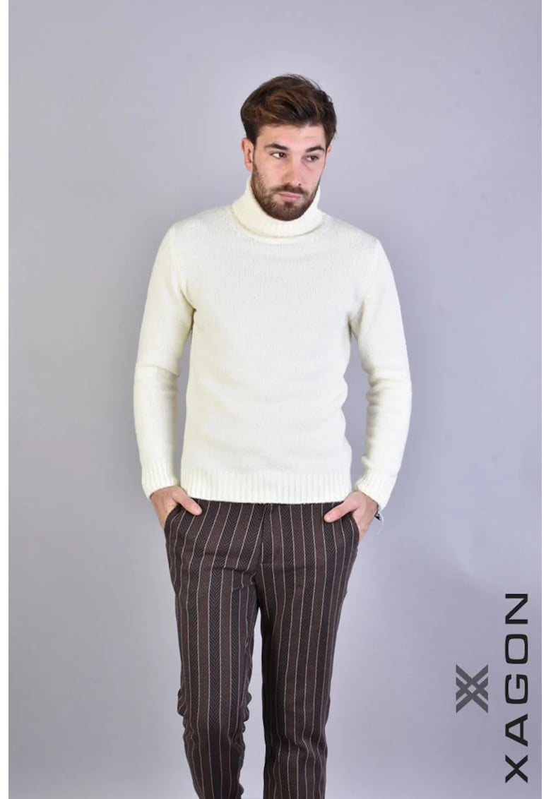 Bluza cu guler inalt rulat si croi clasic