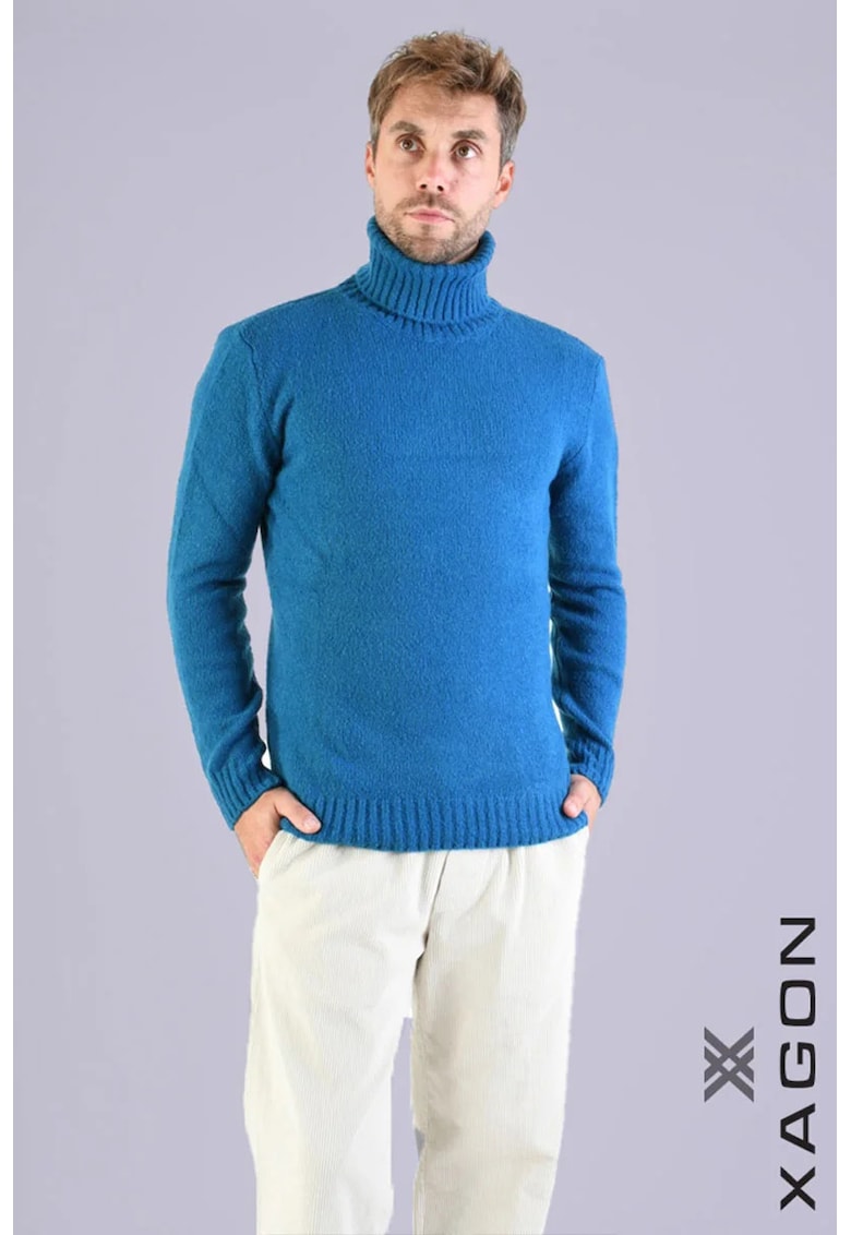 Bluza cu guler inalt rulat si croi clasic