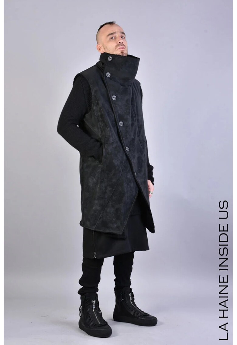 Vestă lungă neagră - cu croială asimetrică - închidere laterală cu nasturi mari și guler înalt tip funnel