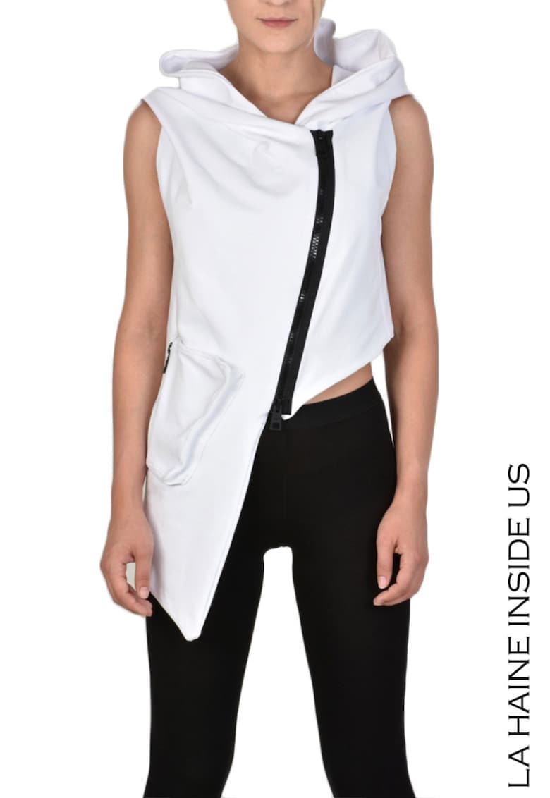 Vestă sport cu glugă asimetrică