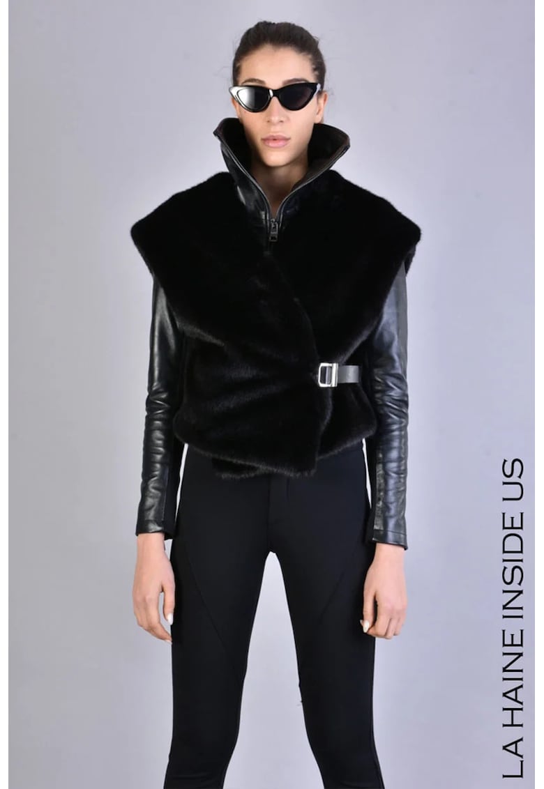 Vesta scurta din blana artificiala neagra - cu guler inalt si detaliu de prindere laterala cu catarama metalica