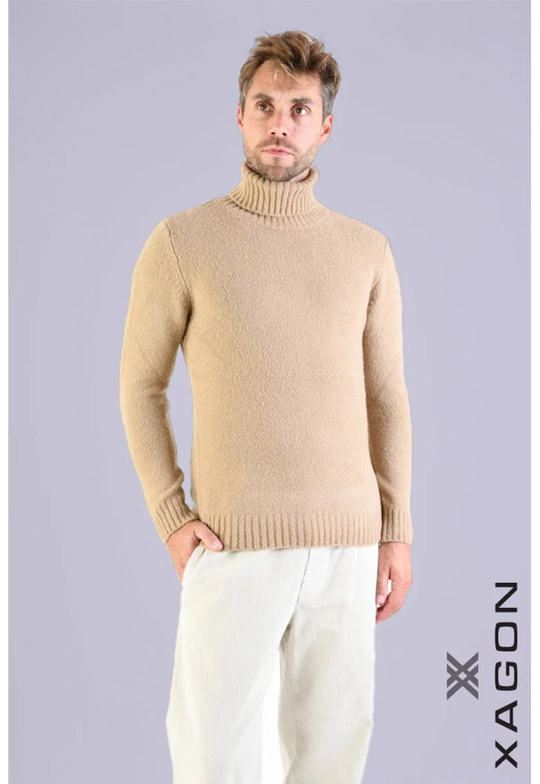 Bluza cu guler inalt rulat si croi clasic