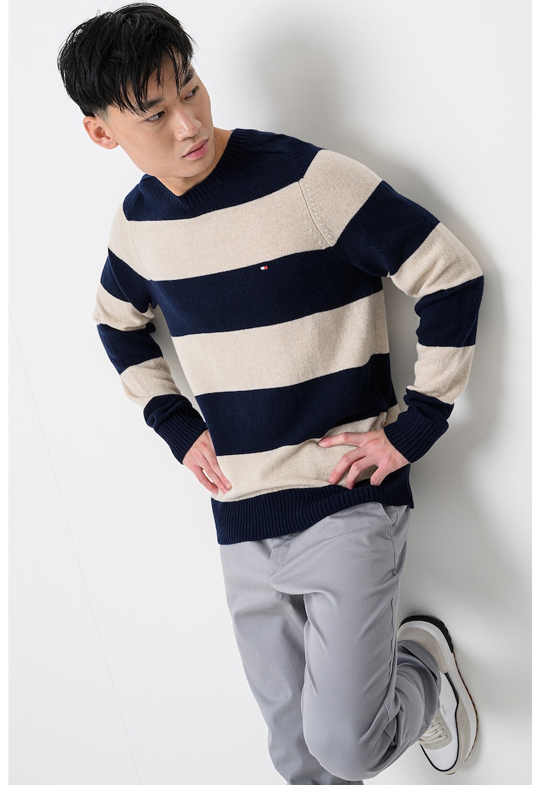 Pulover din lana cu logo discret