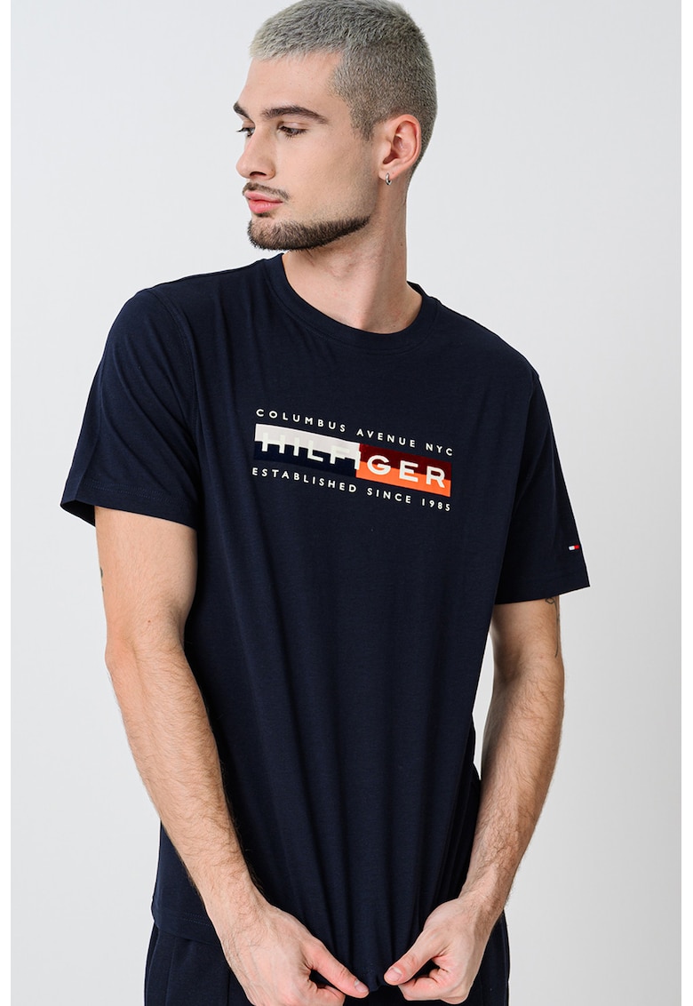 Tricou cu decolteu la baza gatului si imprimeu - Alb/Visiniu/Bleumarin