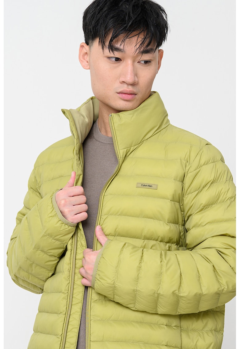 Jacheta usoara cu fermoar si guler inalt