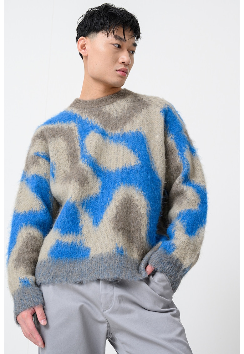 Pulover lejer cu decolteu la baza gatului