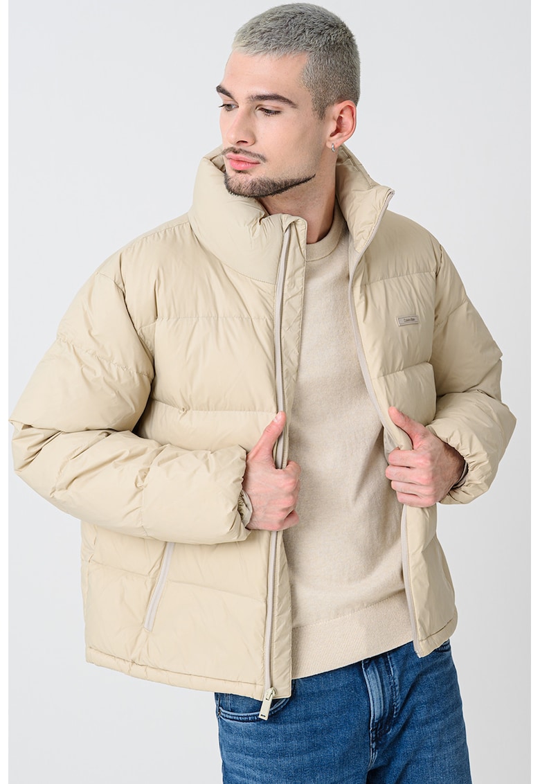 Geaca cu umplutura de puf si finisaj rezistent la apa