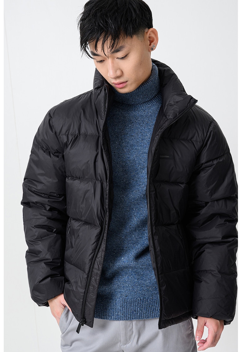 Geaca cu umplutura de puf si finisaj rezistent la apa