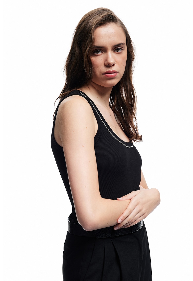 Top cu decolteu rotund si strasuri Top cu decolteu rotund si strasuri