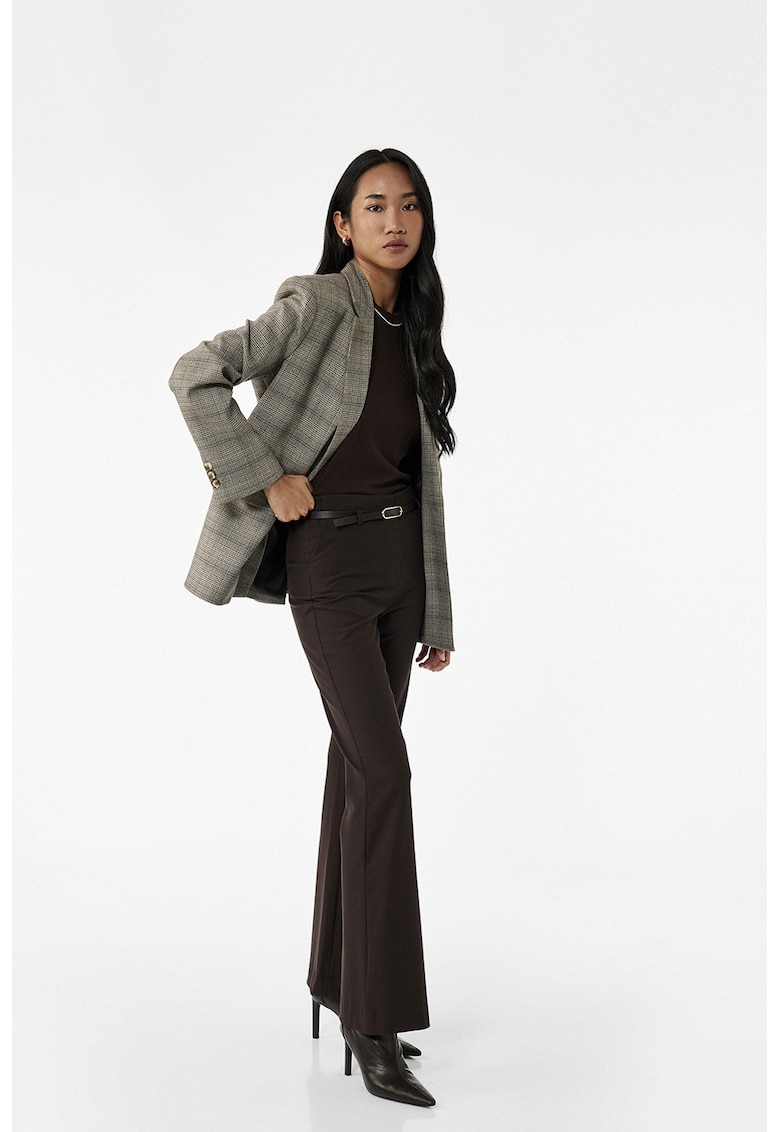 Pantaloni eleganti evazati cu o curea