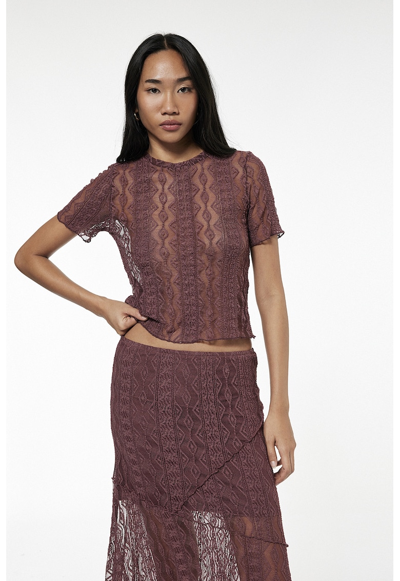 Tricou cu dantela si decolteu la baza gatului