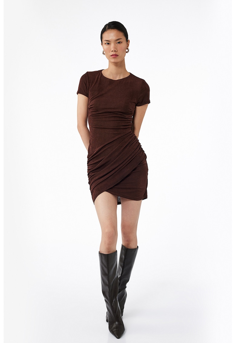 Rochie mini cambrata cu aspect drapat