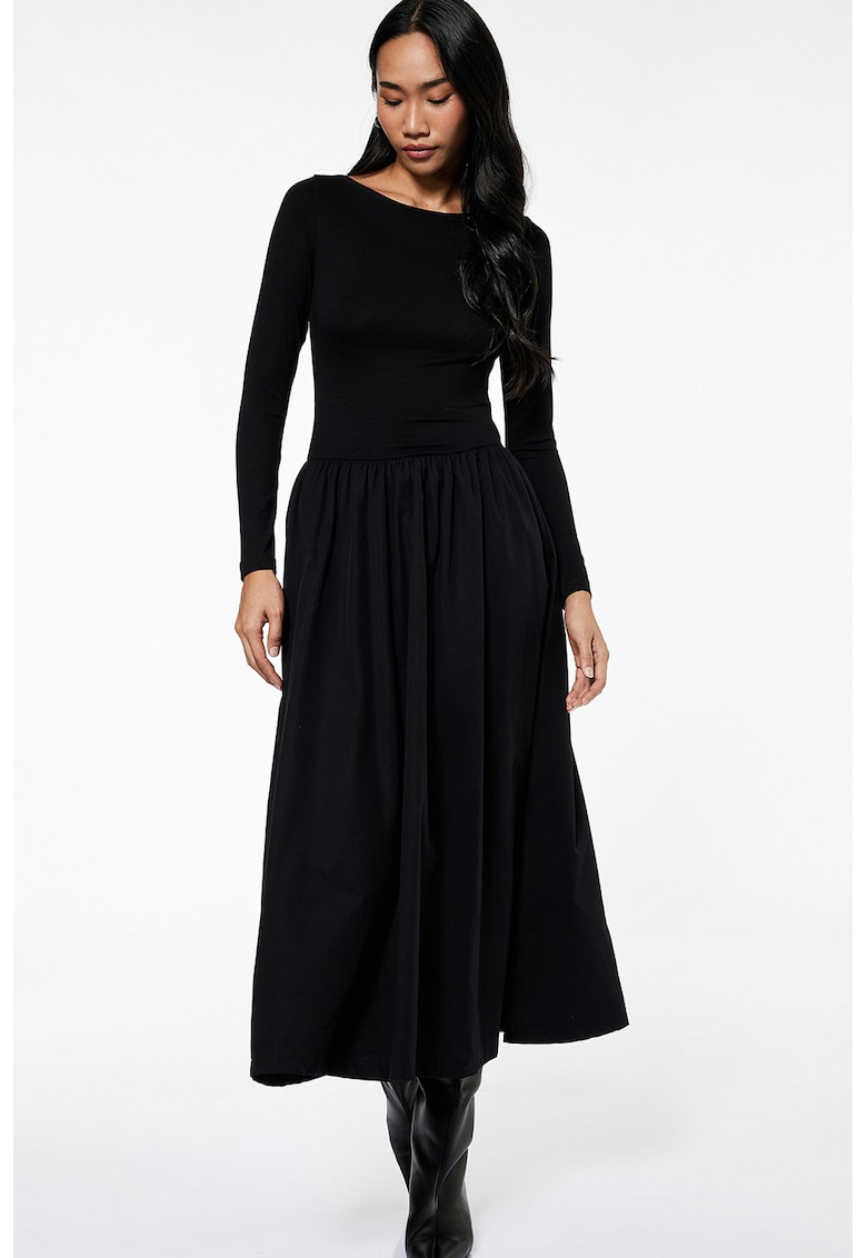 Rochie maxi evazata cu decolteu barcuta