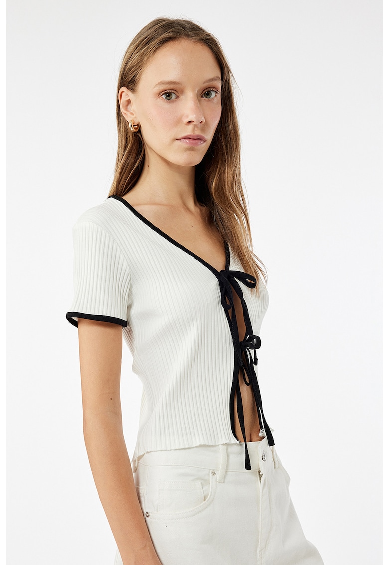 Tricou striat cu decupaj si funde