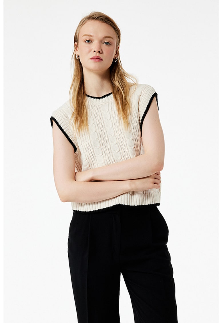 Vesta cu decolteu la baza gatului si model torsade