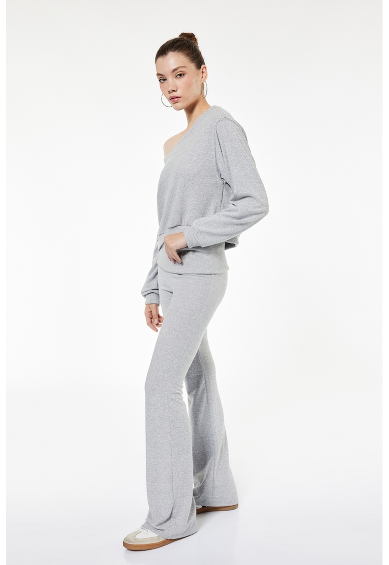 Pantaloni evazati cu talie medie