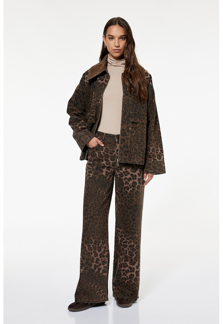 Pantaloni cu animal print si talie inalta