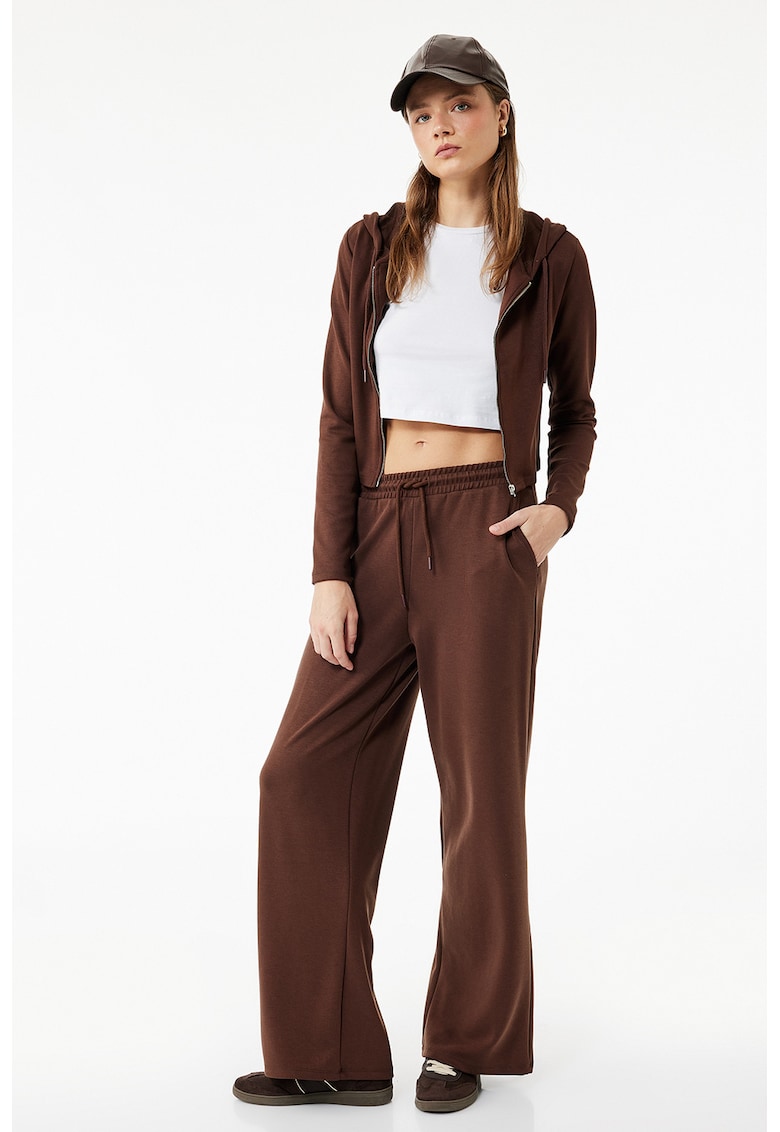 Pantaloni de trening cu buzunare laterale si croiala dreapta